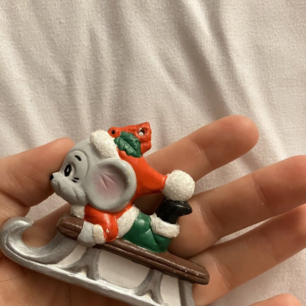 Vintage Ceramic Gray Mouse On Sled Red Green Holly Christmas‎ Holiday Winter - Picture 3 of 7